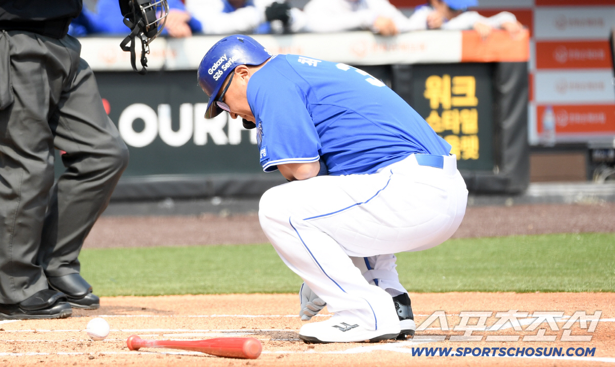 "악!" 비명과 함께 주저앉은 최형우...10년 만에 복귀 첫 타석, 왕…