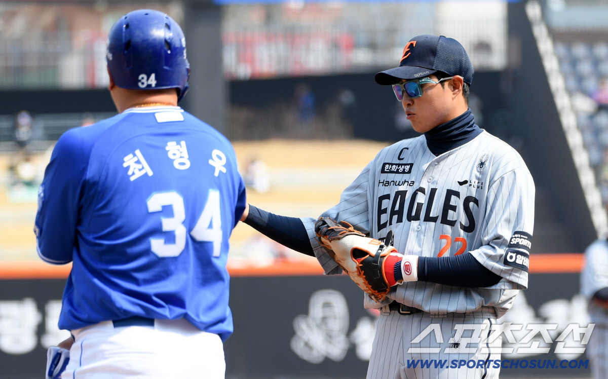 "악!" 비명과 함께 주저앉은 최형우...10년 만에 복귀 첫 타석, 왕…