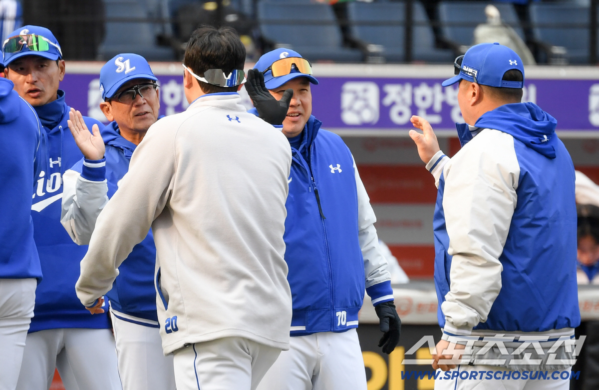 "악!" 비명과 함께 주저앉은 최형우...10년 만에 복귀 첫 타석, 왕…