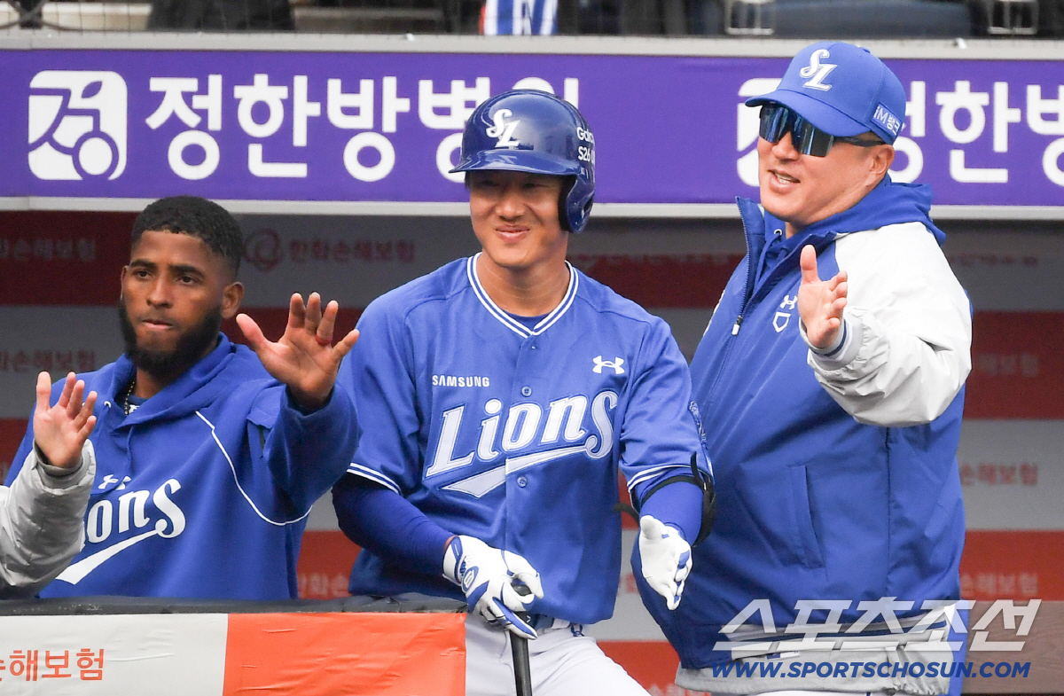 "악!" 비명과 함께 주저앉은 최형우...10년 만에 복귀 첫 타석, 왕…