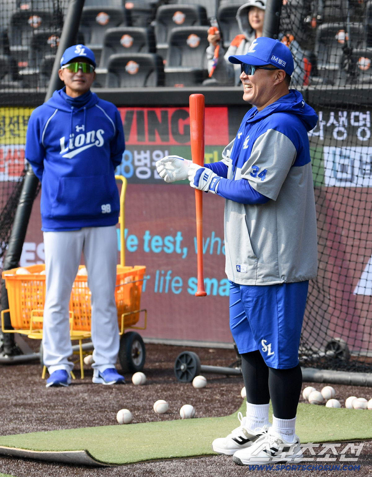 "악!" 비명과 함께 주저앉은 최형우...10년 만에 복귀 첫 타석, 왕…