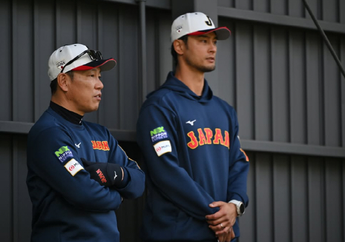WBC 우승 야망 日에 '일타강사' 떴다…"고마워, 얘들아" 더그아웃 유…