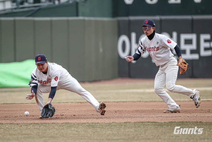 '내야에 구멍이 2개' 김태형 감독의 한숨 → 누군가에겐 다시없을 기회……