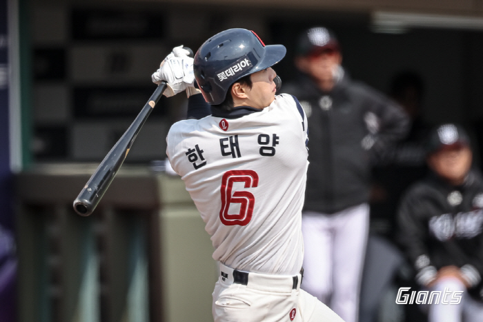 '내야에 구멍이 2개' 김태형 감독의 한숨 → 누군가에겐 다시없을 기회……