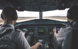 여성 16명 성관계 몰래 촬영 조종사 체포…불법 사이트에 유포