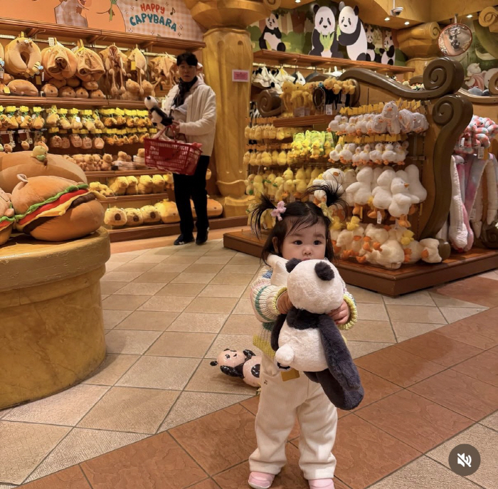 박수홍, 53세에 얻은 딸 정말 소중해..바구니 넘치도록 장난감 쇼핑