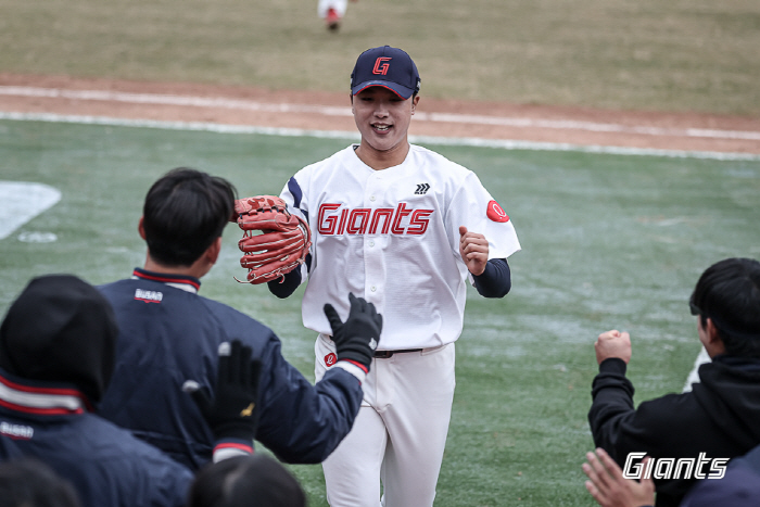 '건강 최우선' 롯데 필승조 괜찮나? '154㎞' 윤성빈 2실점→ 신인 …