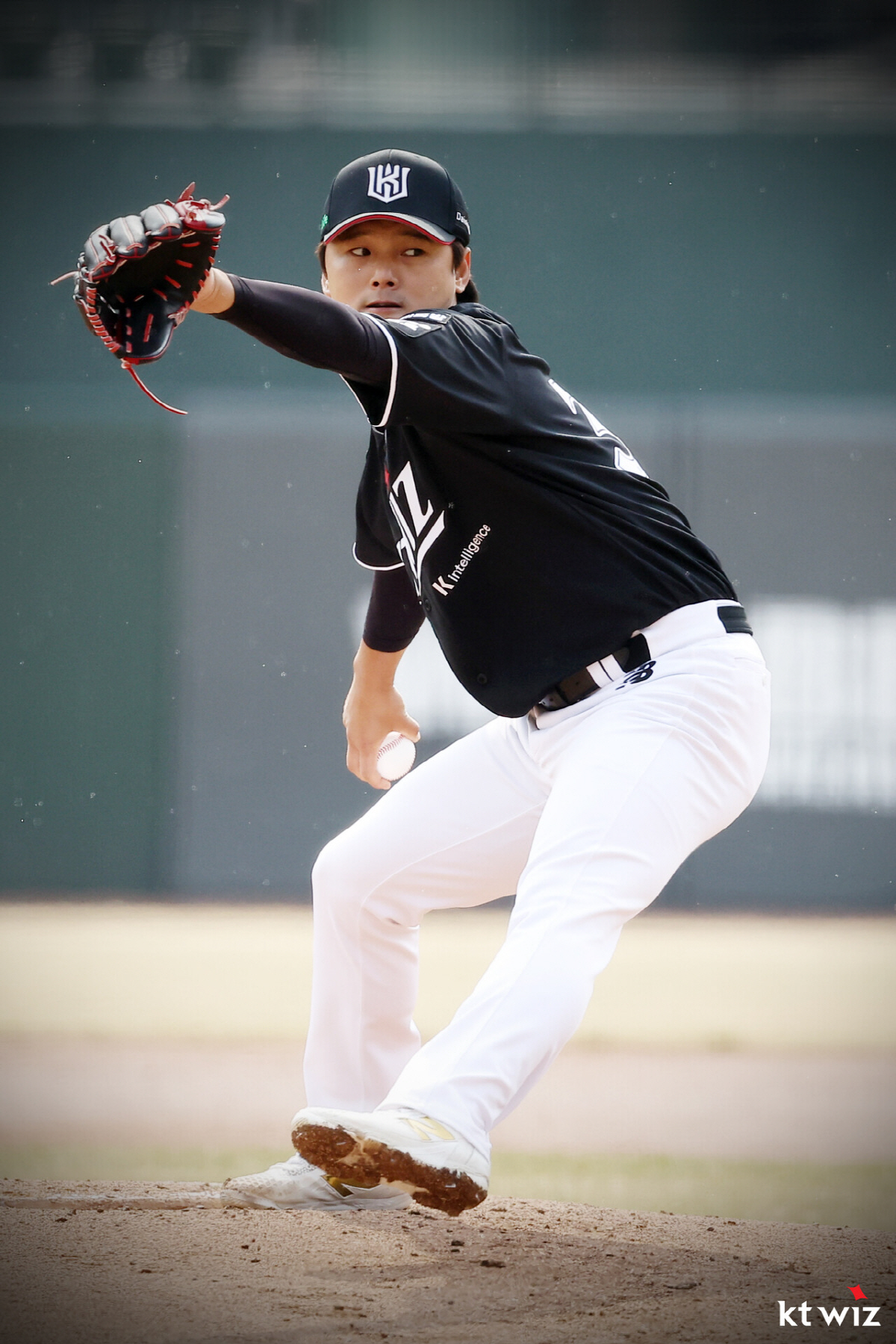 "눈앞에서 갑자기 사라졌다" 우승 도전 위한 액땜? '타구 맞은' 이강철…