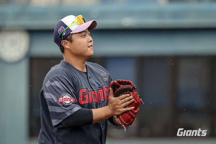 '아직 1구도 안 던졌는데…' 롯데 한동희, 경기 시작 직전 긴급 교체 …