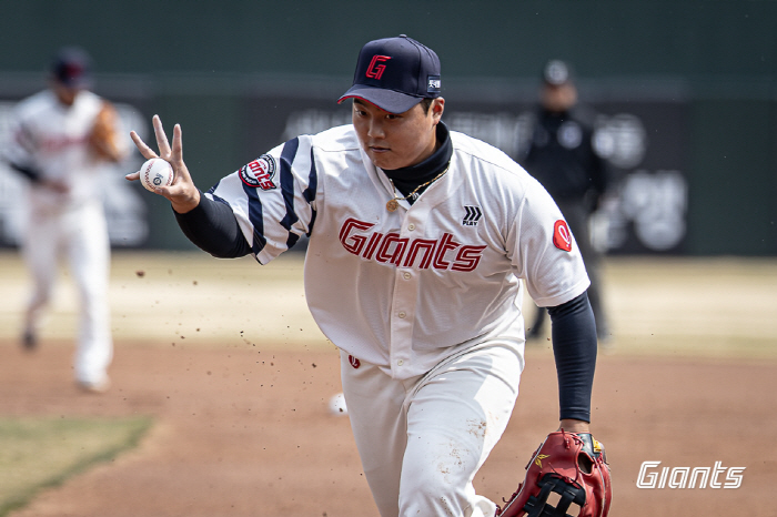 '아직 1구도 안 던졌는데…' 롯데 한동희, 경기 시작 직전 긴급 교체 …