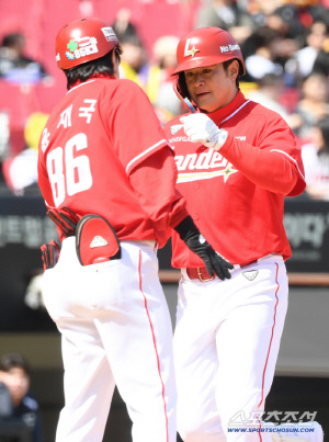 SSG 김재환, 이적 후 첫 홈런 쾅! '챔필 가볍게 넘겼다' [광주 현장]