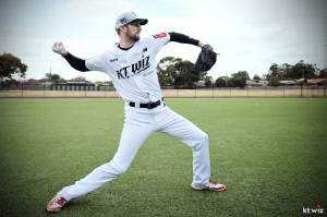 '최고 150㎞' 직구 투심 쾅쾅! 변덕쟁이 사직 날씨 원망스럽네…KT 보쉴리 첫등판, 뜻밖의 5실점 '쓴맛' [부산리포트]