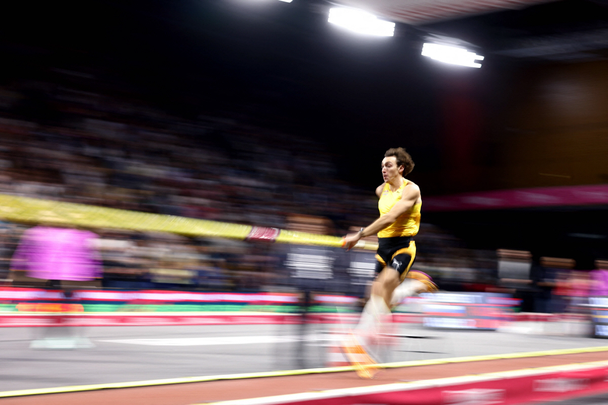 '6m31 넘었다' 듀플랜티스, 장대높이뛰기 개인 통산 15번째 세계신기…