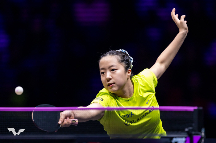 봄날 '국민 삐약이' 신유빈의 눈부신 미소! 中안방서 전 세계1위 주율링…