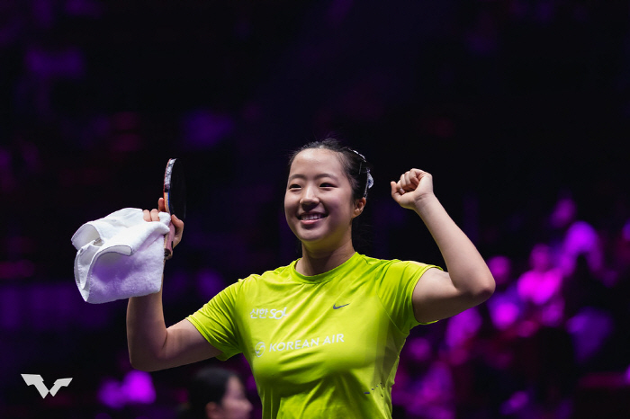 봄날 '국민 삐약이' 신유빈의 눈부신 미소! 中안방서 전 세계1위 주율링…