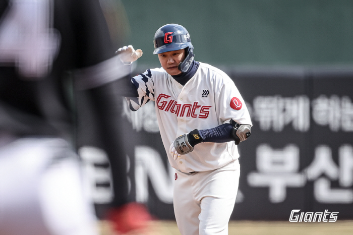 '손호영 2안타 2타점 → 김민석 동점포' 야속한 하늘…2446명 부산팬…