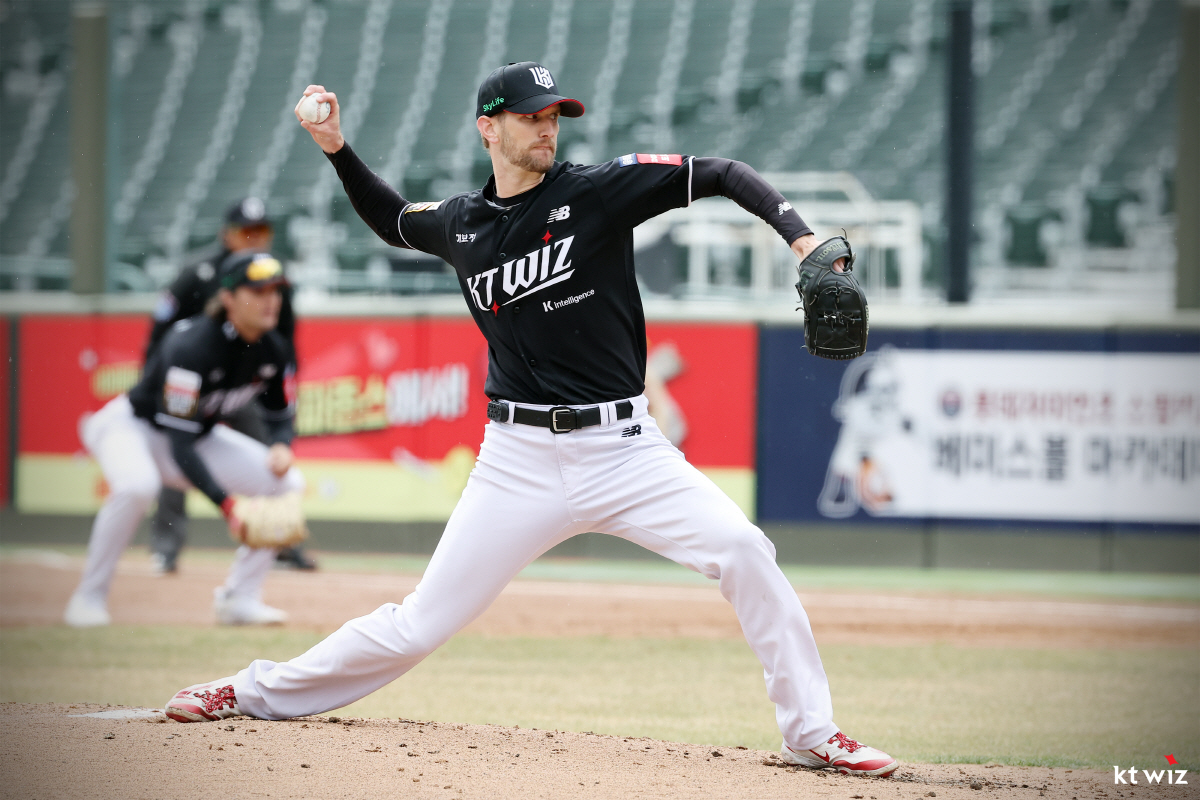 '손호영 2안타 2타점 → 김민석 동점포' 야속한 하늘…2446명 부산팬…