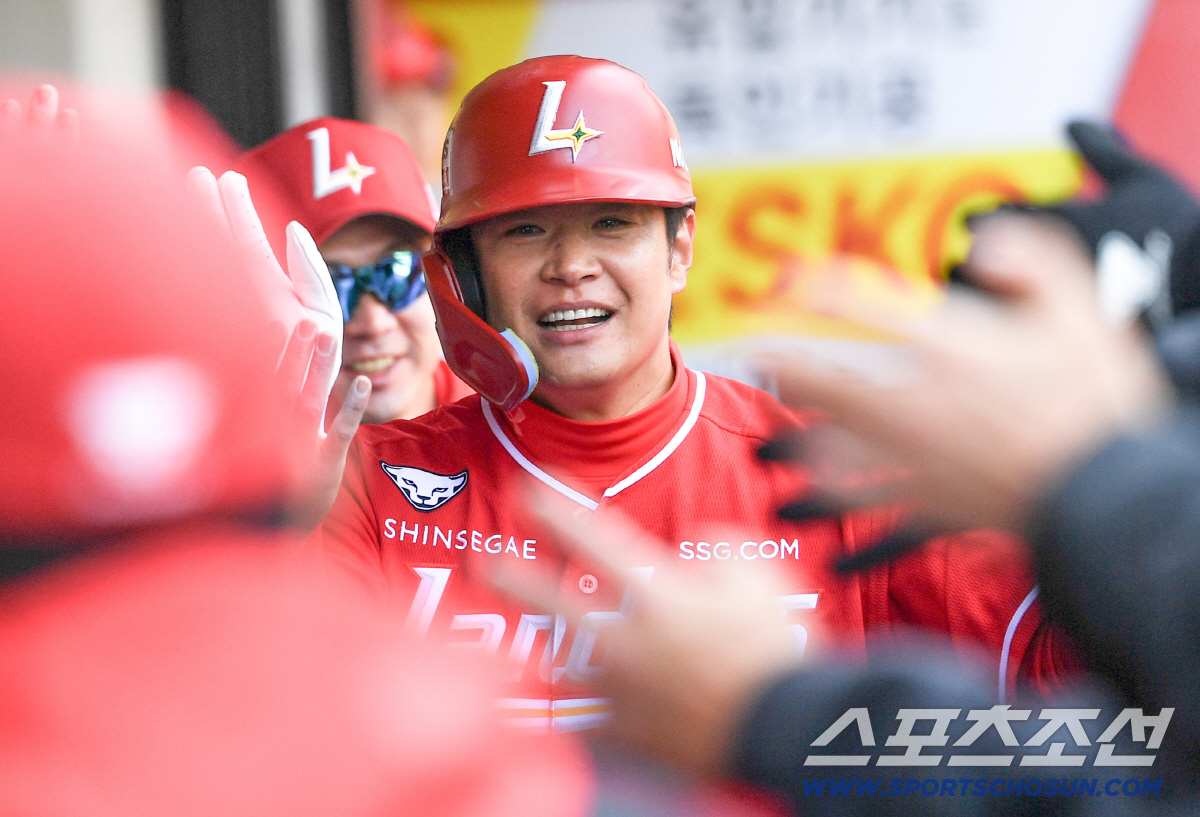 첫 홈런 쳤는데 갑자기 "웰컴 투 SSG"...에레디아 장난에 김재환도 …