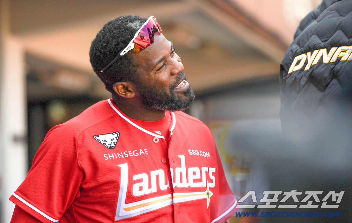 첫 홈런 쳤는데 갑자기 "웰컴 투 SSG"...에레디아 장난에 김재환도 …