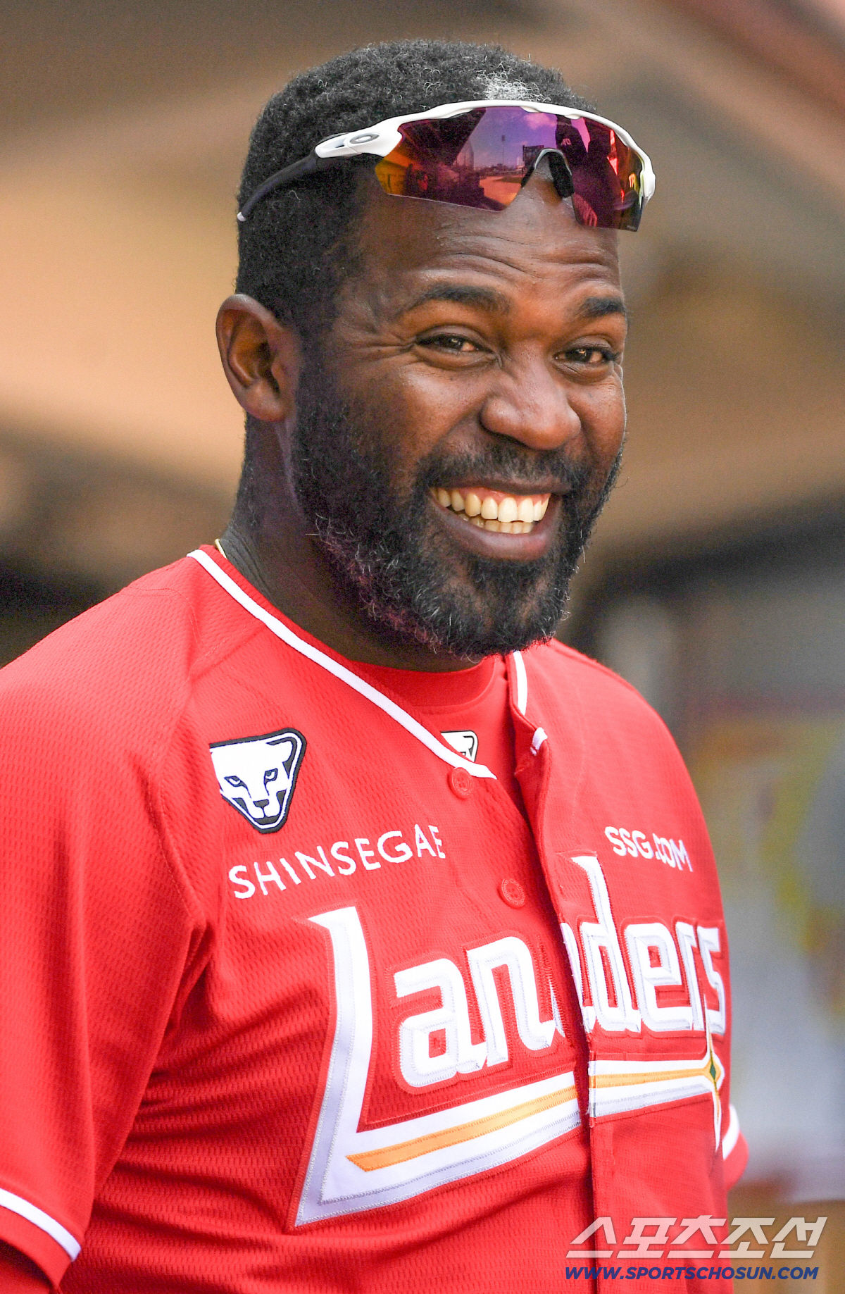 첫 홈런 쳤는데 갑자기 "웰컴 투 SSG"...에레디아 장난에 김재환도 …