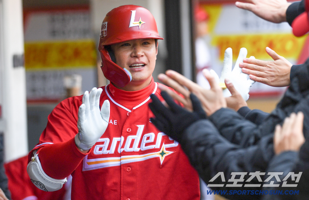첫 홈런 쳤는데 갑자기 "웰컴 투 SSG"...에레디아 장난에 김재환도 …