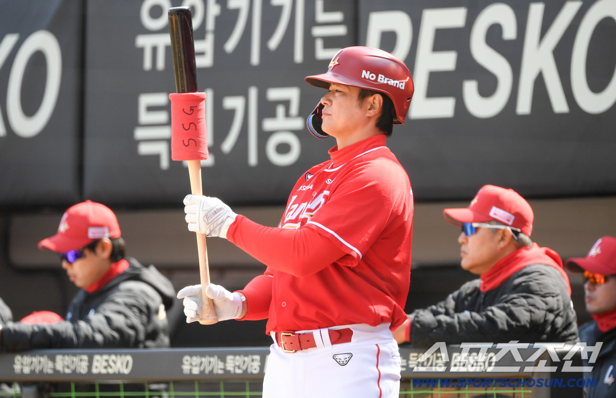 첫 홈런 쳤는데 갑자기 "웰컴 투 SSG"...에레디아 장난에 김재환도 …