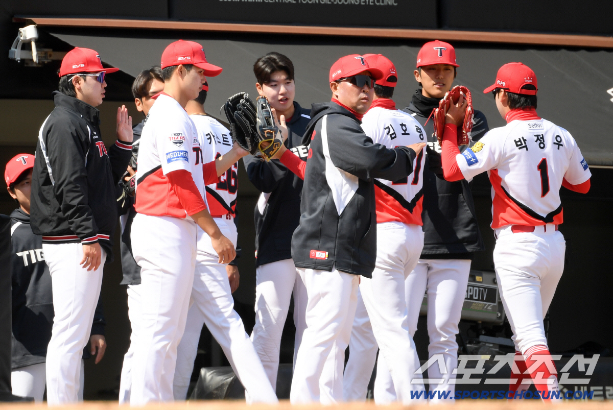 '홈런 한 방? 괜찮아!'...KIA 김태형, 최고 149km 배짱투로 …