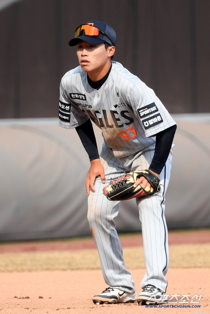 한화 대박 신인 오재원만 있나, 내야도 '메기 효과'도 노린다…도루→안타까지 