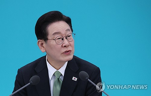 李대통령 "근거없는 허위주장 그대로 옮기는 언론…흉기보다 무서워"