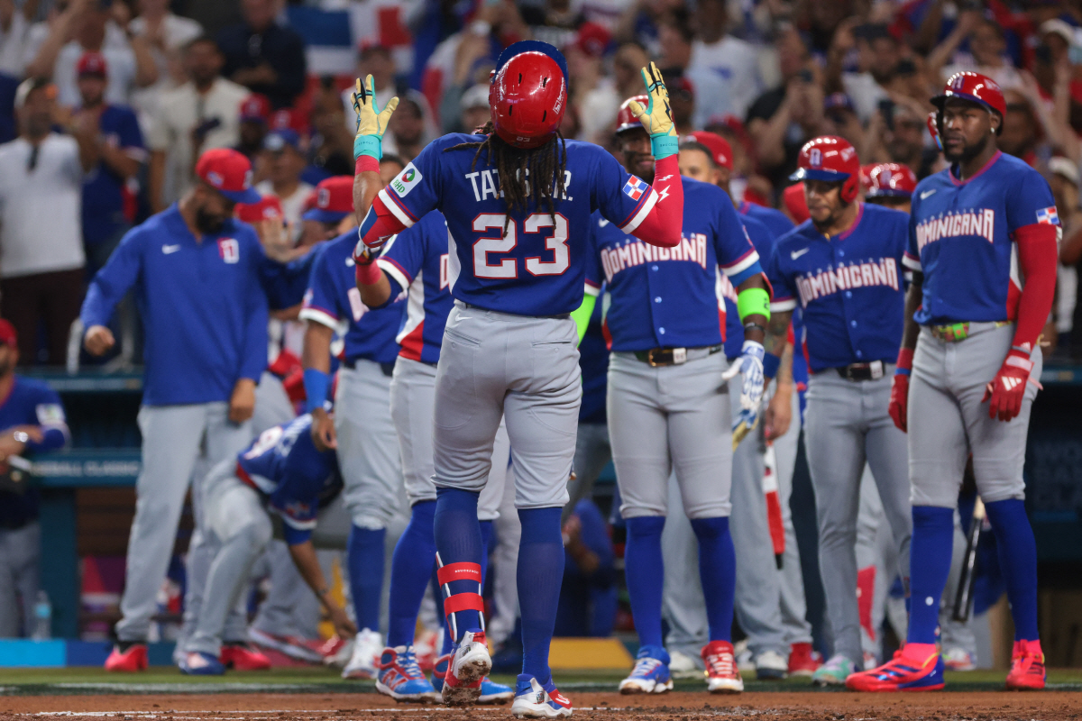 전력, 적응, 응원 모두 절대적 열세...'넘사벽' 도미니카, 삼중고 악…