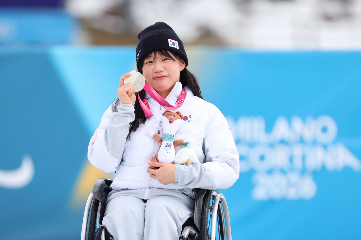 '스마일 몬스터' 김윤지의 네버스탑 '4메달' 새역사! '쇼트트랙 황제'…