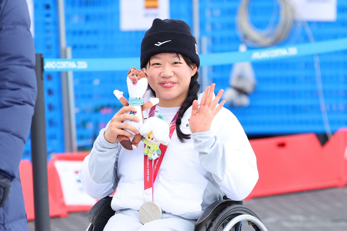 '스마일 몬스터' 김윤지의 네버스탑 '4메달' 새역사! '쇼트트랙 황제'…