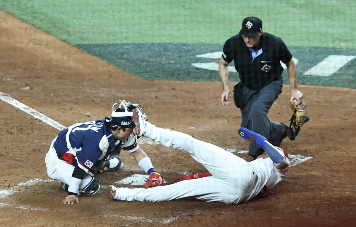 아웃 타이밍인데 계속 뛰어? 방심안하는 도미니카, 베이스러닝+열정까지 압…