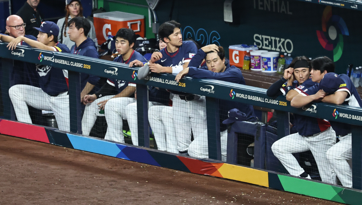 처참하다! 한국, 3회에 0-7 게임 터졌다 → 류현진 3실점, 노경은 …