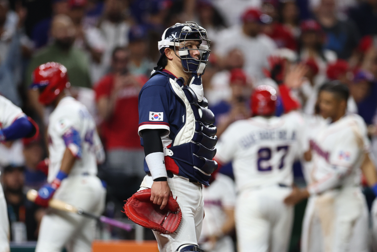 처참하다! 한국, 3회에 0-7 게임 터졌다 → 류현진 3실점, 노경은 …