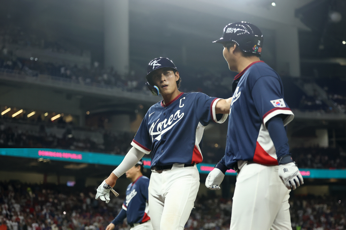 머리가 띵한 충격패.. '죄인' 처럼 퇴장한 야구대표팀 → 모두가 굳은 …