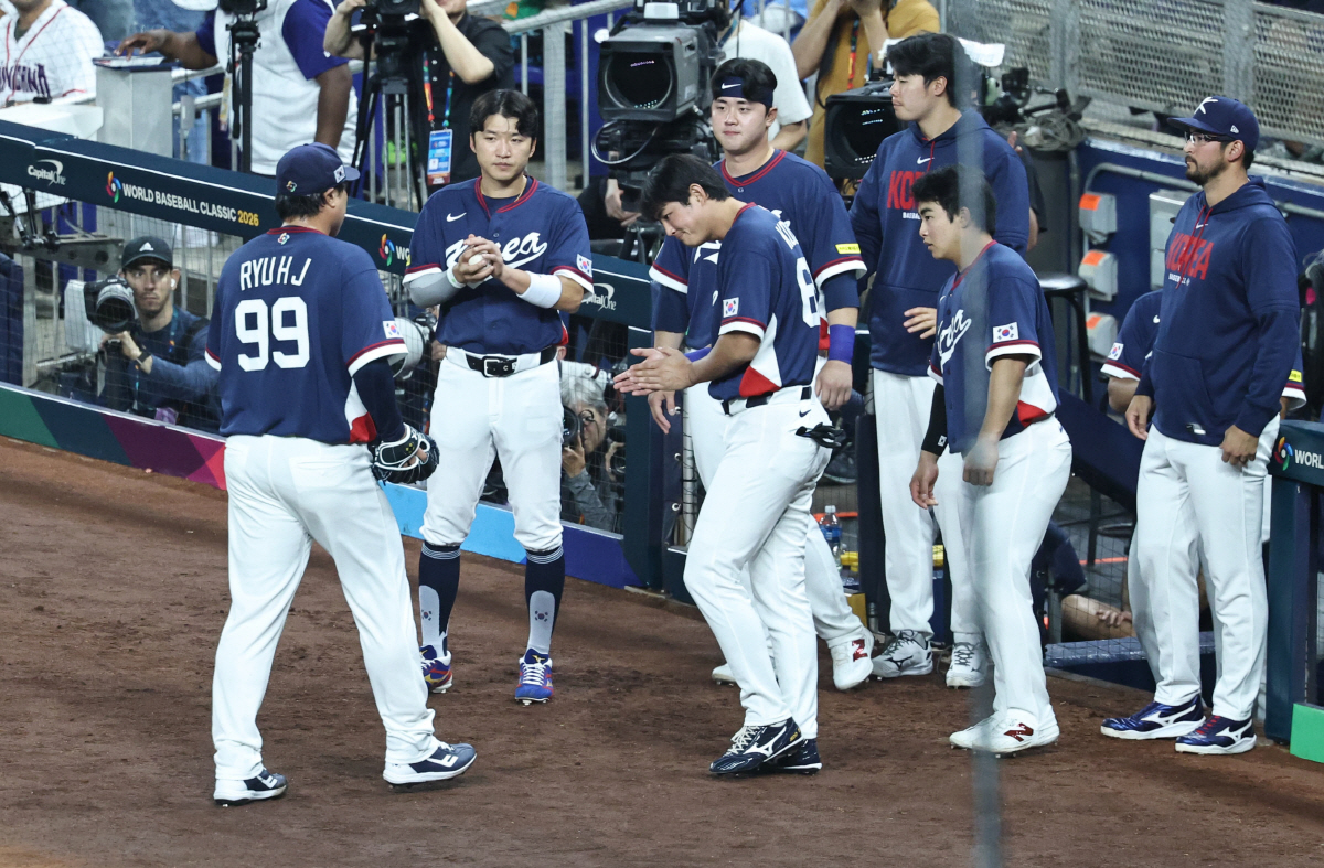 마운드 내려가는 한국 선발 류현진 (마이애미=연합뉴스) 김인철 기자 = 13일(현지시간) 미국 플로리다주 마이애미 론디포파크에서 열린 월드베이스볼클래식(WBC) 대한민국과 도미니카공화국의 준준결승전 경기. 2회말 2사 1, 2루 한국 선발투수 류현진이 교체되고 있다. 2026.3.14 yatoya@yna.co.kr(끝)