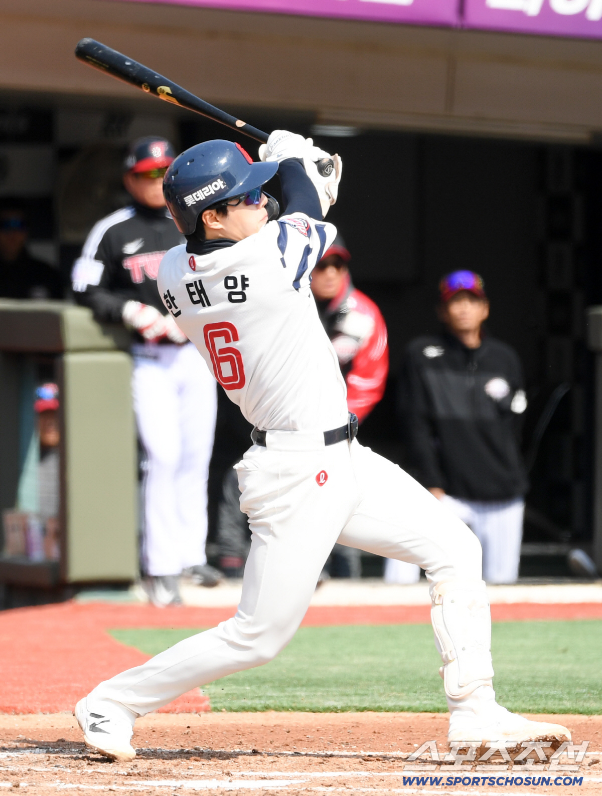 2루가 비었다고? 부산의 '태양' 뜬다! LG 토종 에이스 상대로 '동점…