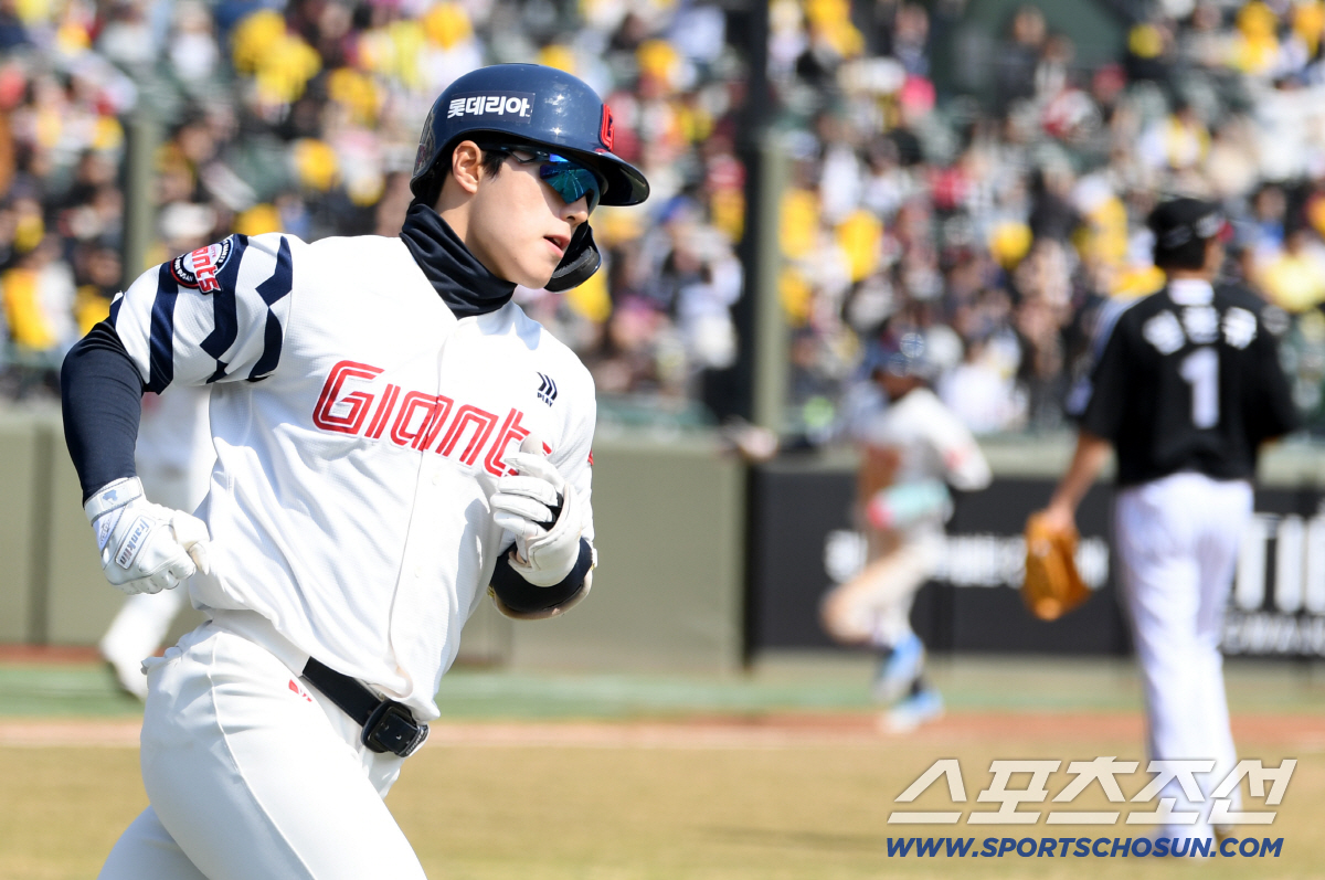 2루가 비었다고? 부산의 '태양' 뜬다! LG 토종 에이스 상대로 '동점…