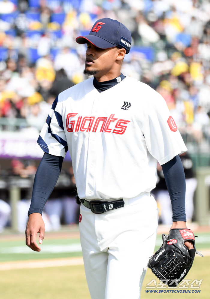 폰세급 투수라더니? 154㎞ 강속구 → 실책 → 1루 방치 → 2루 칼견제…롯데 로드리게스, 뚜껑 열어보니 '극과 극' [부산리포트]