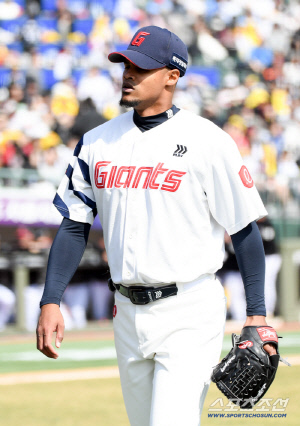 폰세급 투수라더니? 154㎞ 강속구 → 실책 → 1루 방치 → 2루 칼견제…롯데 로드리게스, 뚜껑 열어보니 '극과 극' [부산리포트]