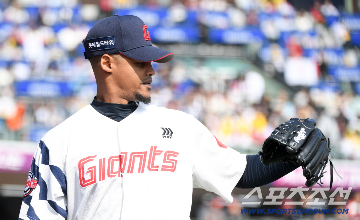 폰세급 투수라더니? 154㎞ 강속구 → 실책 → 1루 방치 → 2루 칼견…