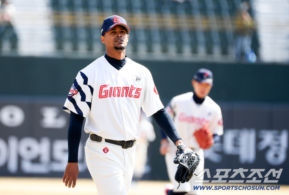 폰세급 투수라더니? 154㎞ 강속구 → 실책 → 1루 방치 → 2루 칼견…