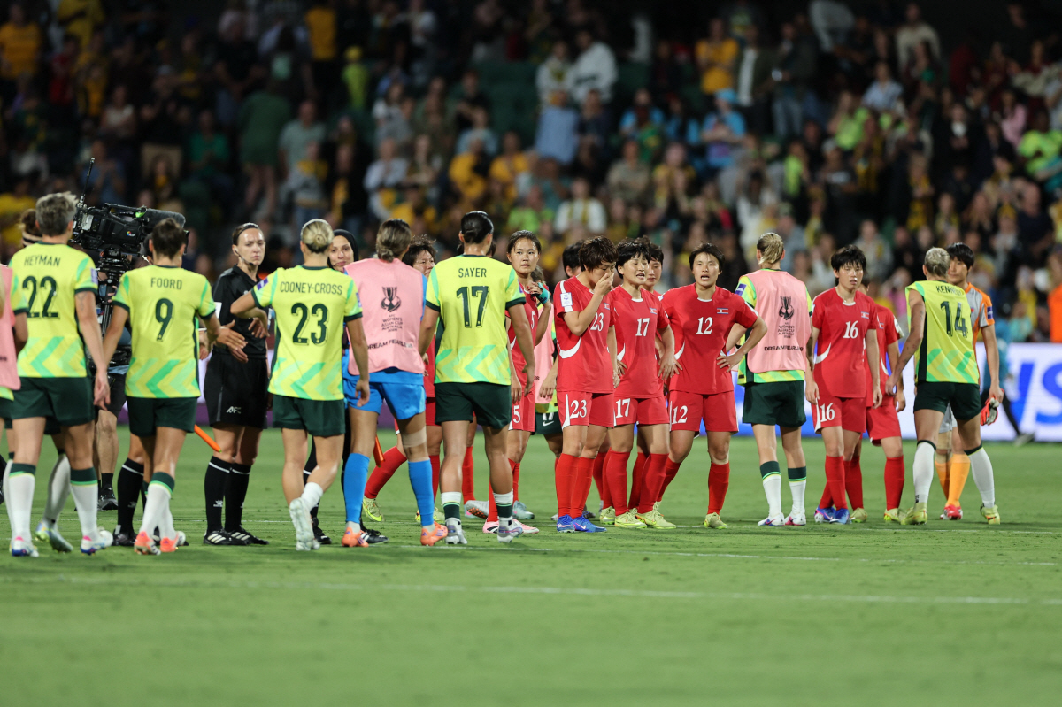 '역대급 보이콧 추태'→피 철철 '팔꿈치 가격' 북한 여자 축구, "한국…