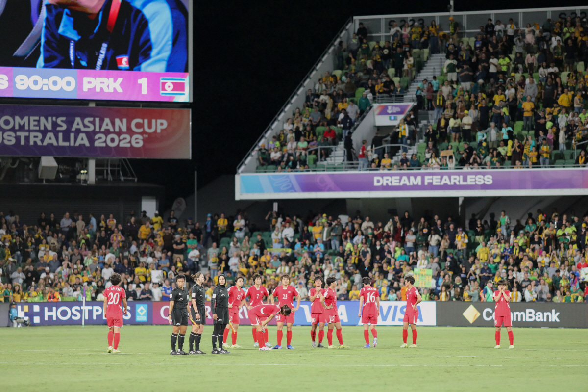 '역대급 보이콧 추태'→피 철철 '팔꿈치 가격' 북한 여자 축구, "한국…