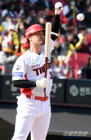 '저 멀쩡해요' 첫 선발 출격 데일, 안타-볼넷-희생번트 보여줄 거 다 보여줬다 [광주 현장]