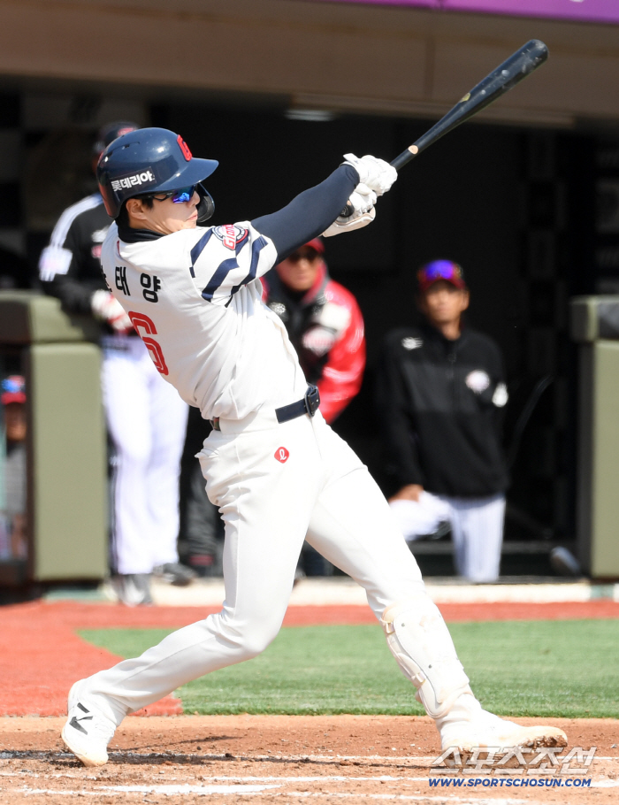 한태양 동점포 → 손호영 결승포! 롯데, LG 잡고 시범경기 무패행진…'폰세급 외인' 로드리게스, 사직팬과 첫만남 어땠나 [부산리뷰]