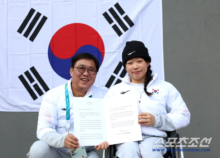 "한번 보면 반한다!" '미소천사'김윤지의 찐팬! 최휘영 문체부 장관, 이재명 대통령 축전 직접 전달[밀라노-코르티나 패럴림픽 현장]