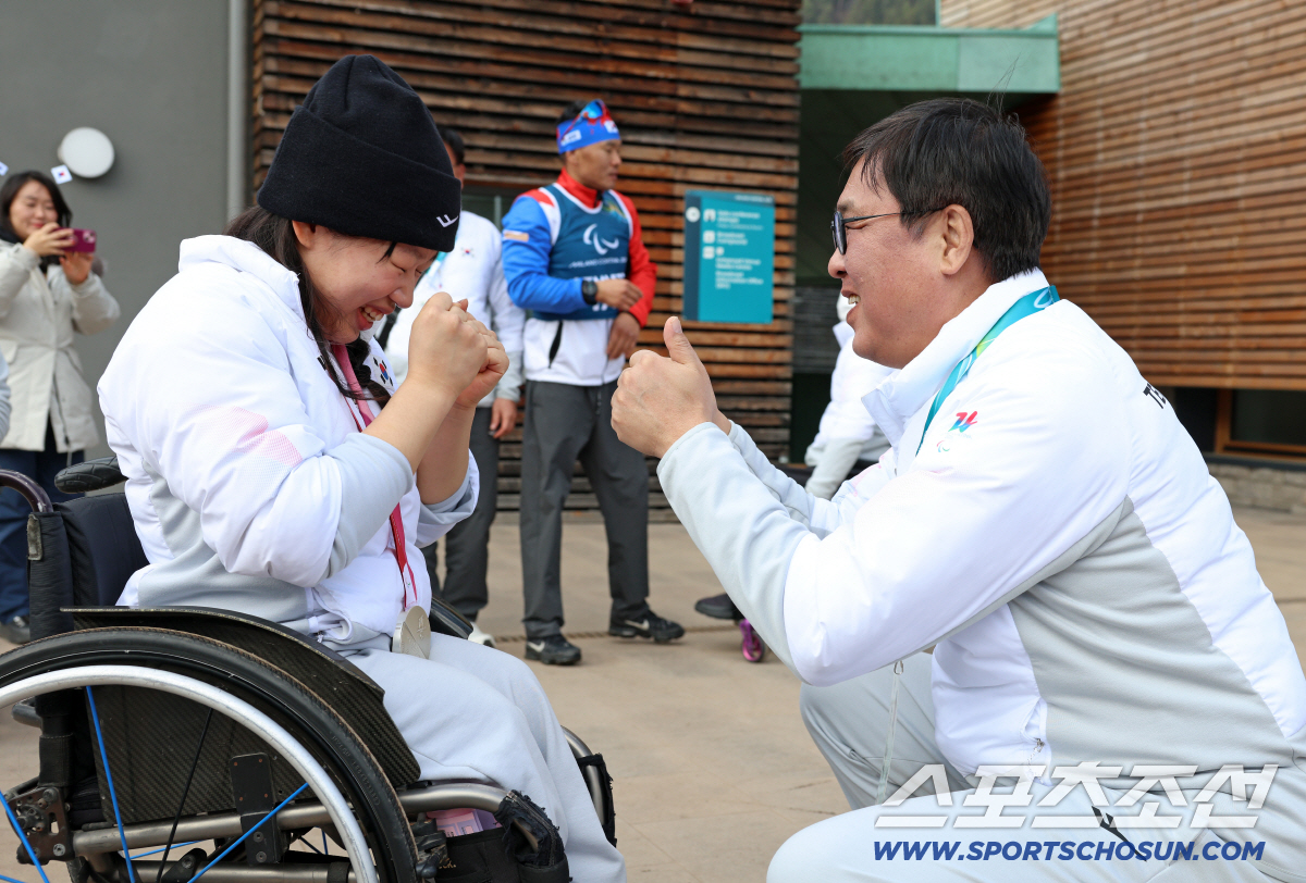 "한번 보면 반한다!" '미소천사'김윤지의 찐팬! 최휘영 문체부 장관, …