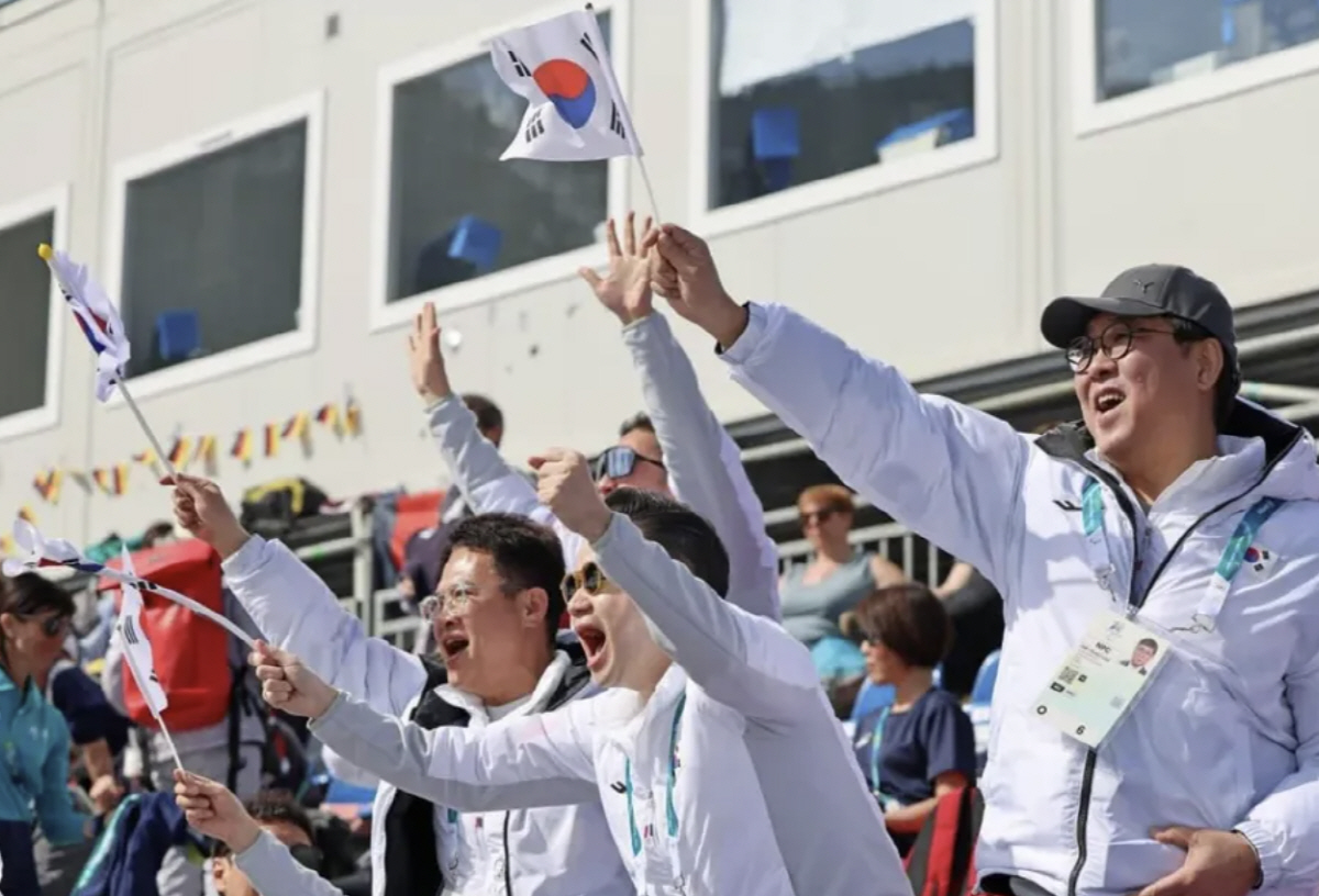 "한번 보면 반한다!" '미소천사'김윤지의 찐팬! 최휘영 문체부 장관, …